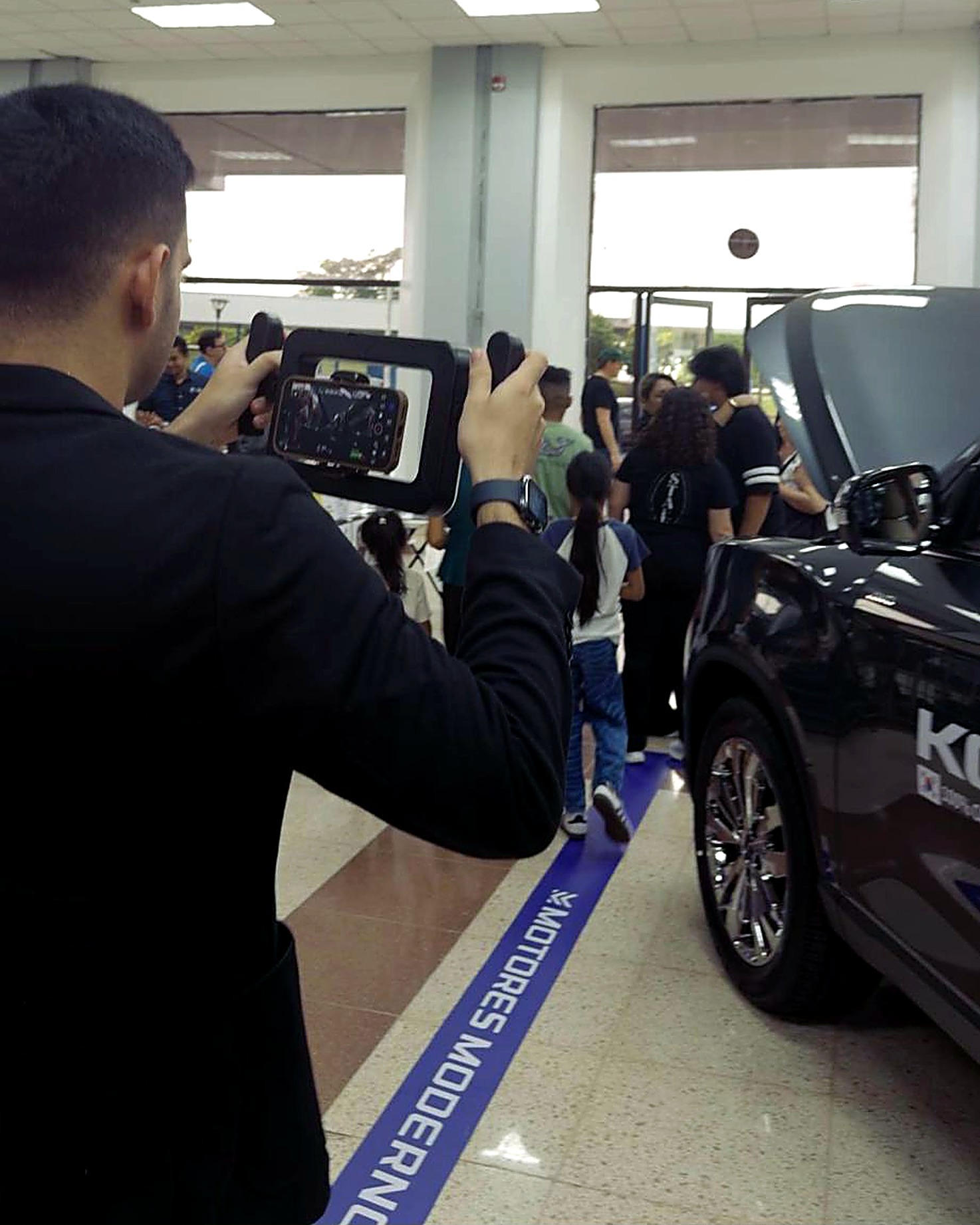 Richard grabando con un rig de celular en un evento